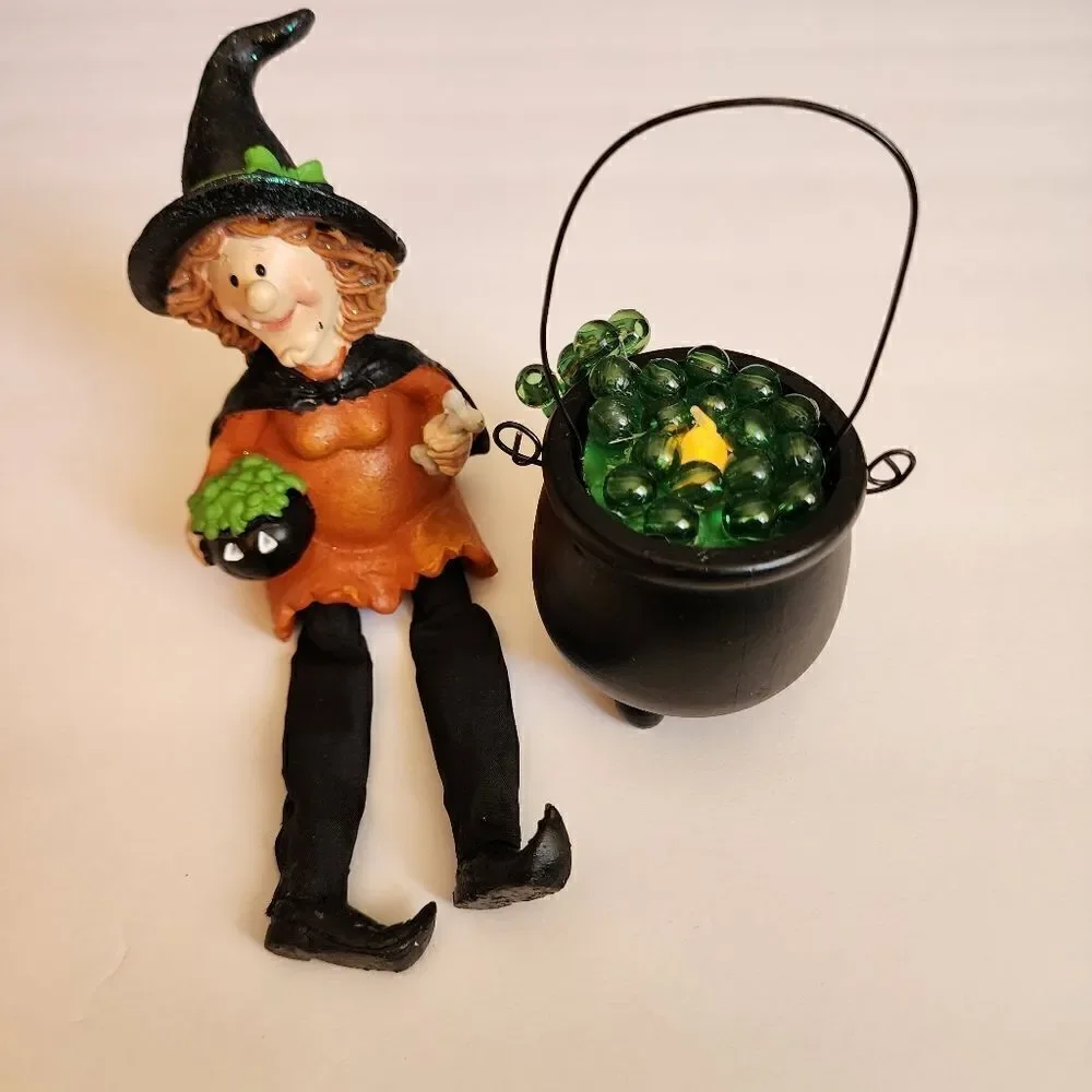 Halloween Wtitch and her Light Up Cauldron Figurenes